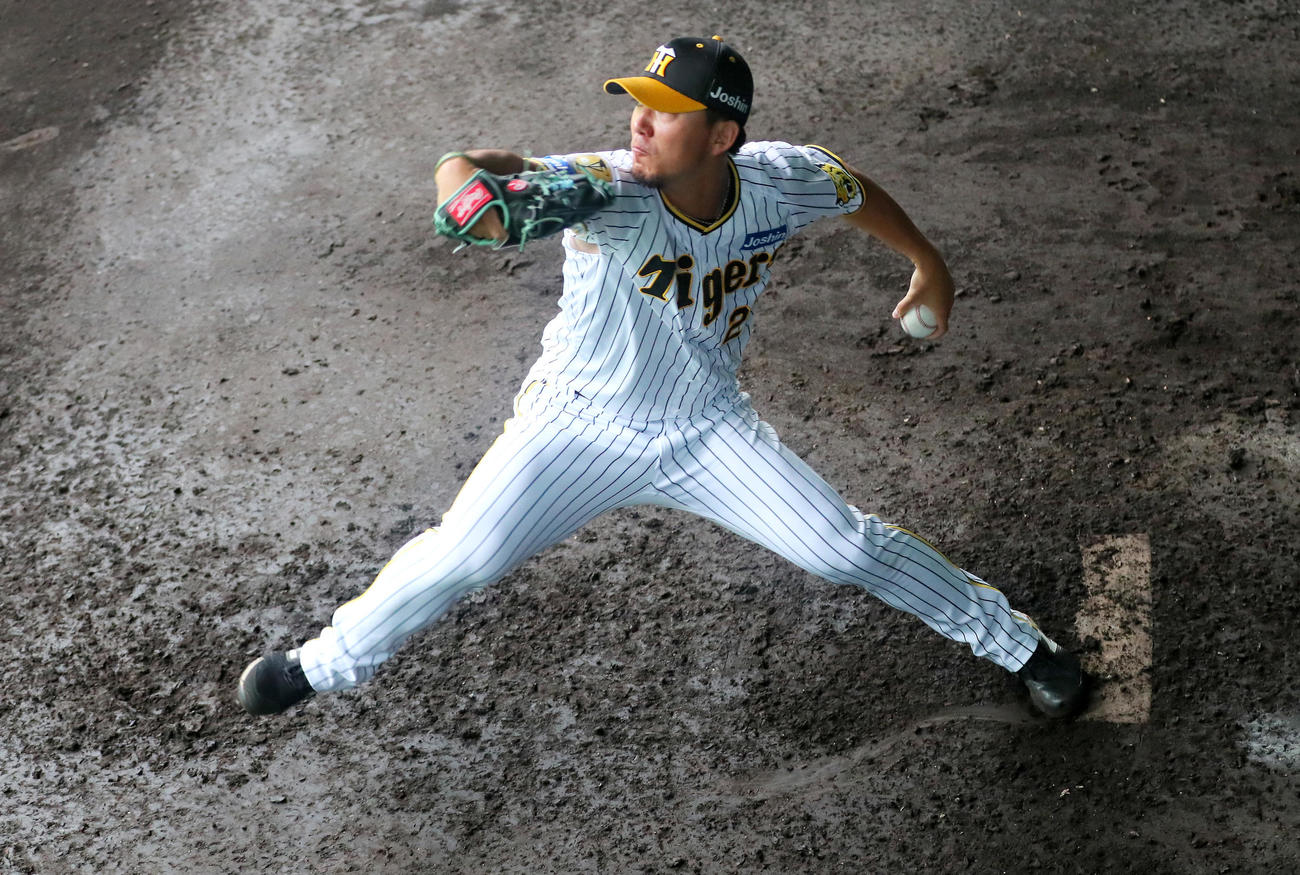 ブルペンで投球する阪神伊藤将（撮影・上山淳一）