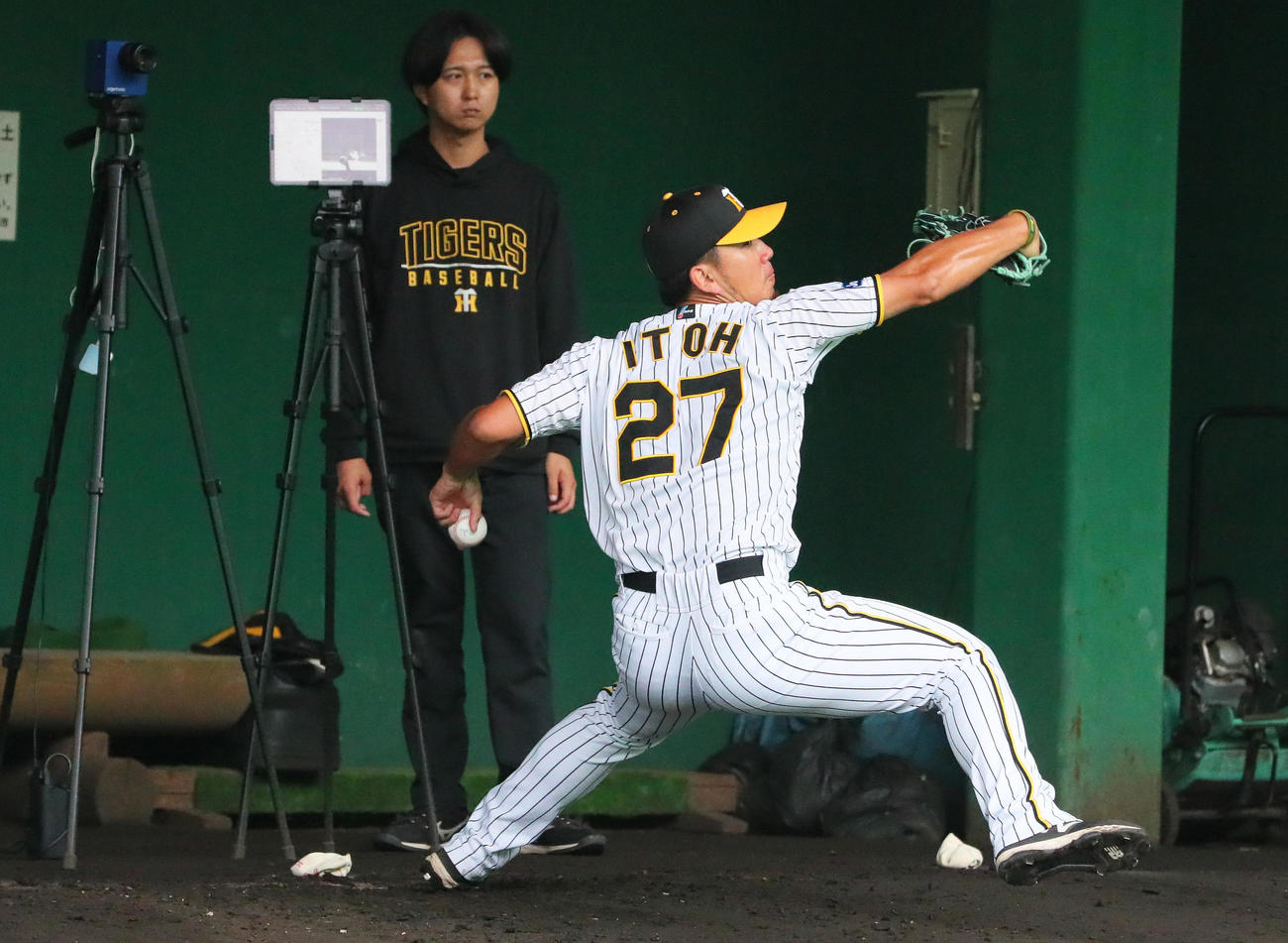 ブルペンで投球する阪神伊藤将（撮影・上山淳一）