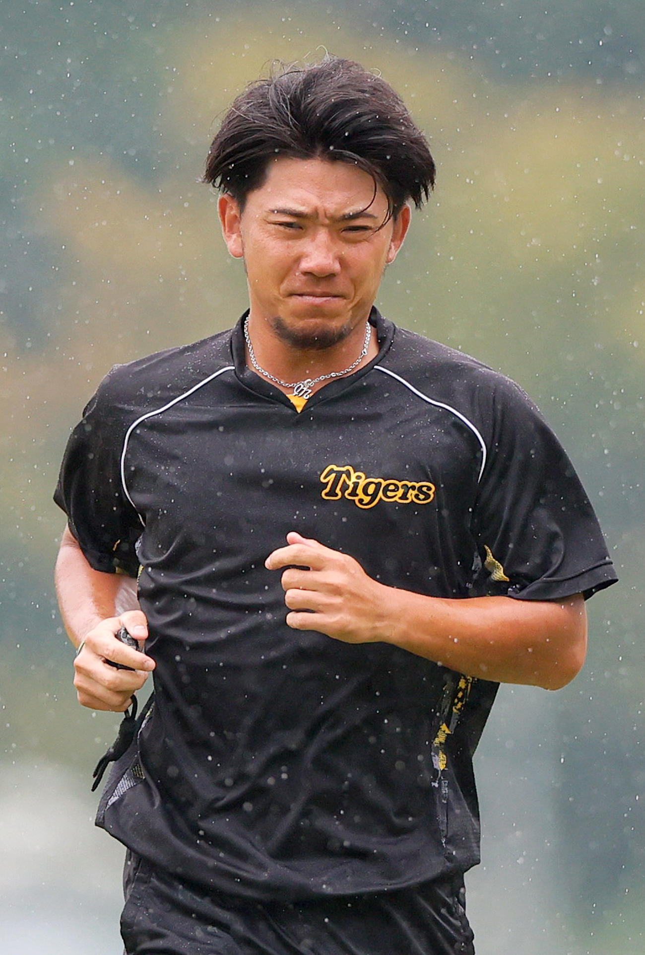 雨の中ランニングする阪神伊藤将（撮影・上山淳一）