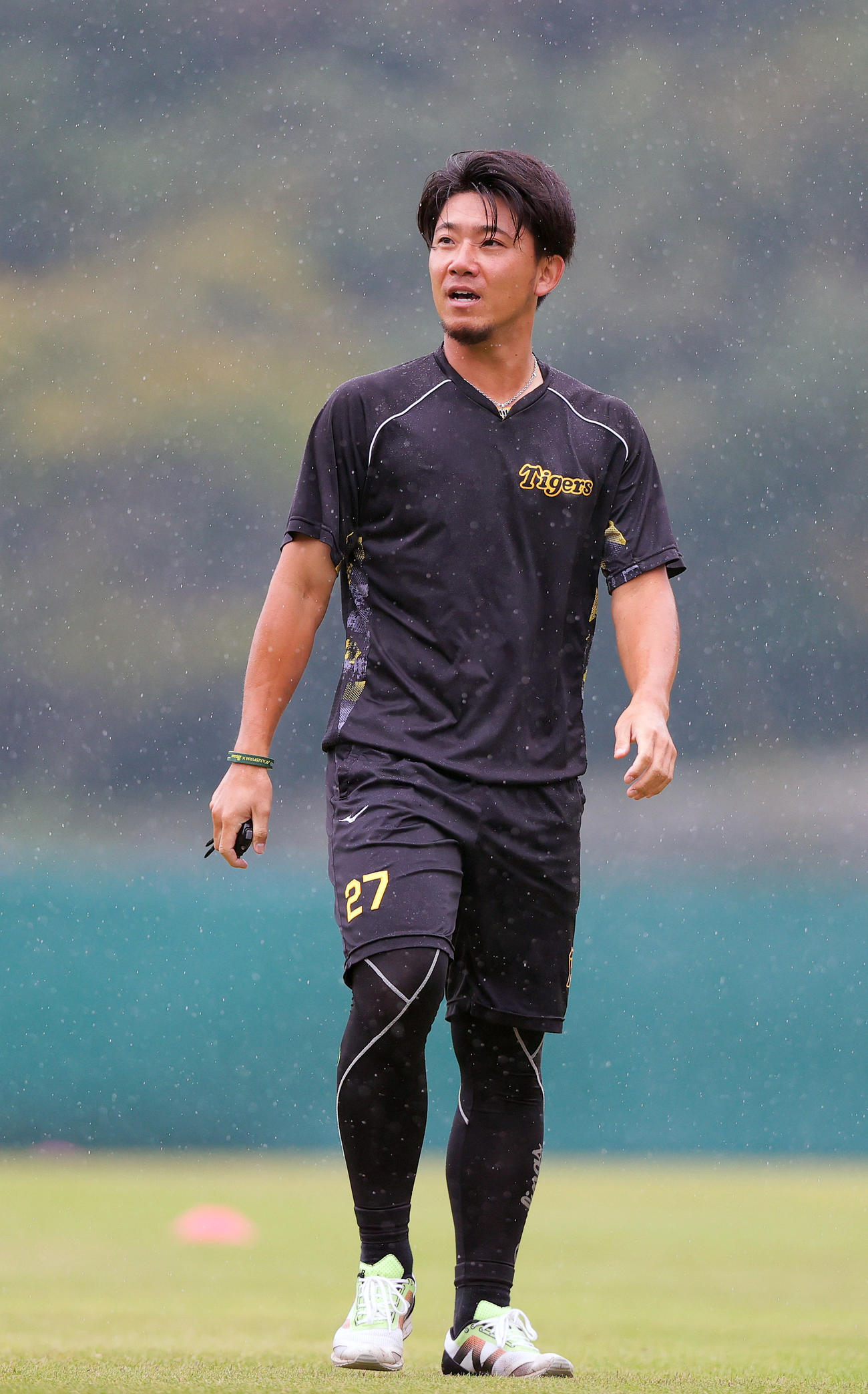 雨の中トレーニングに励む阪神伊藤将（撮影・上山淳一）