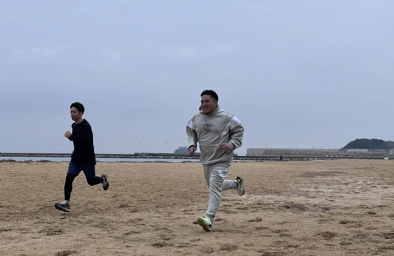 砂浜でサーキットトレーニングをする山川（撮影・佐竹英治）