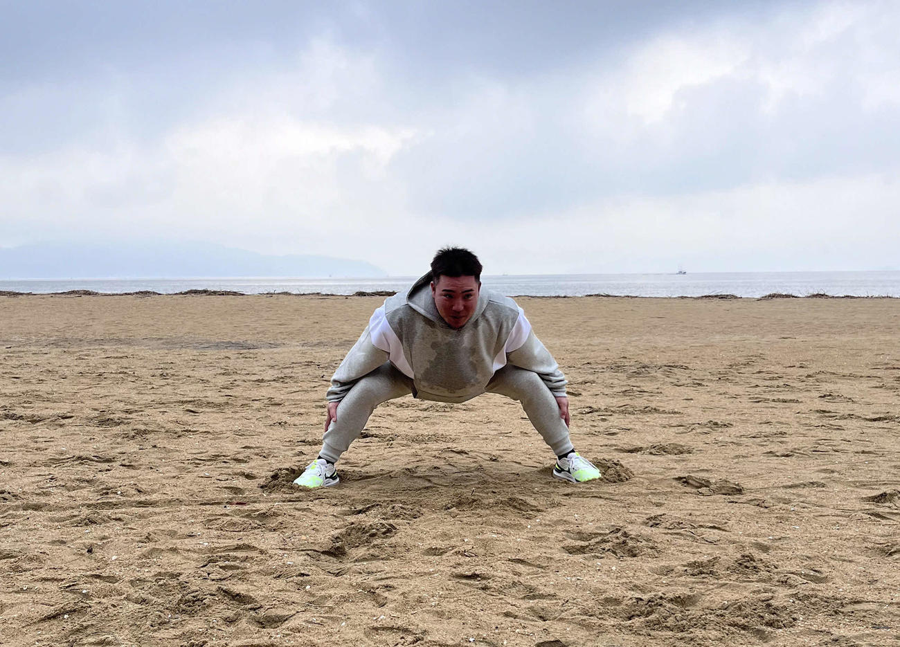 砂浜でサーキットトレーニングをするソフトバンク山川（撮影・佐竹英治）