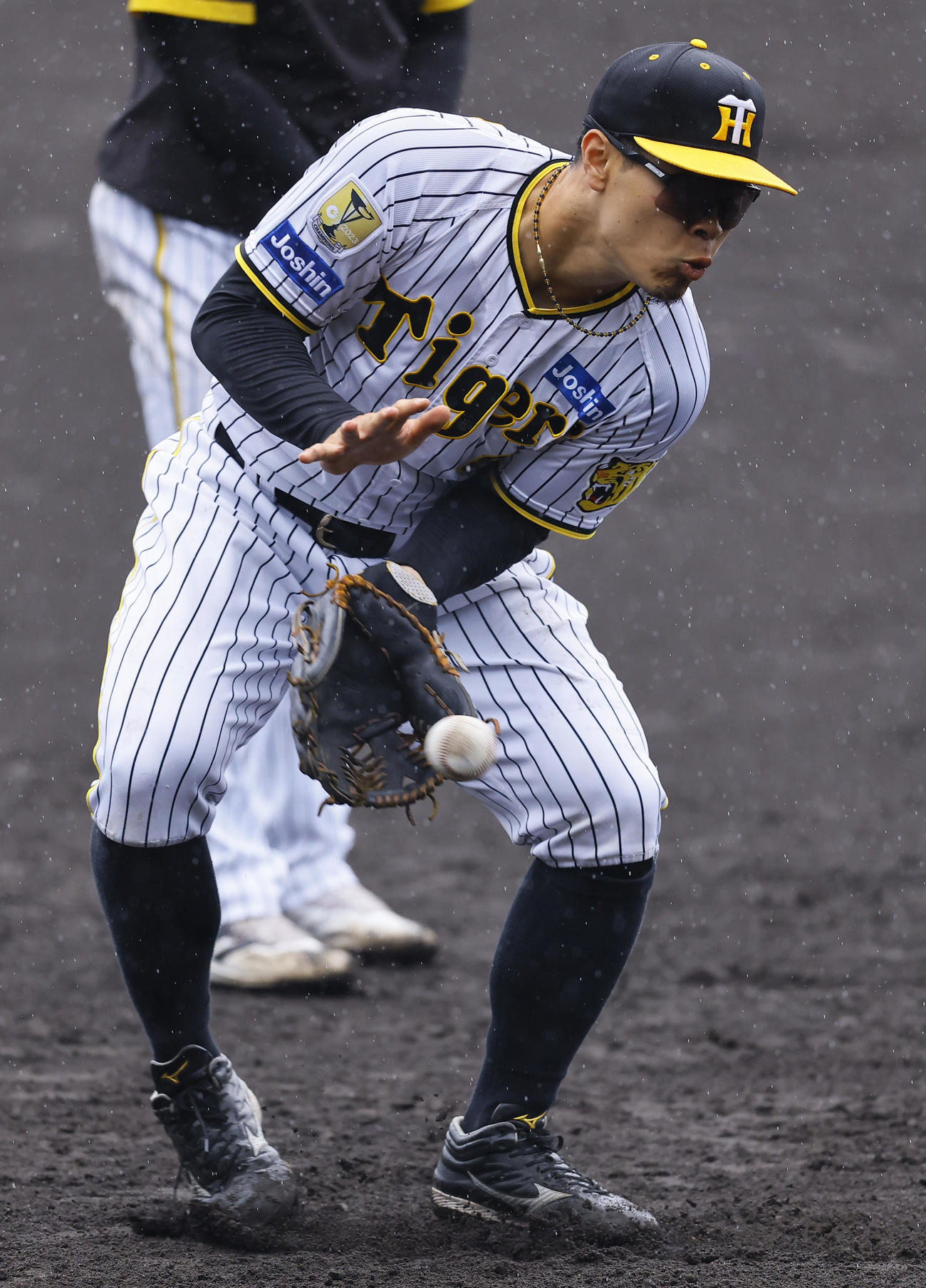 ノックを受ける佐藤輝（撮影・藤尾明華）