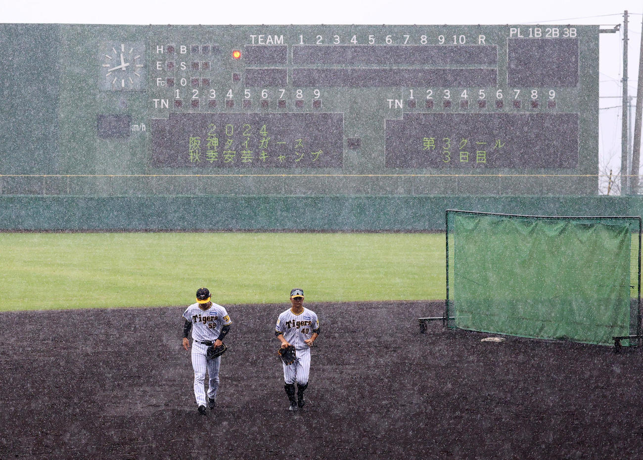 雨が強くなりベンチに戻る前川（左）と井坪（撮影・藤尾明華）