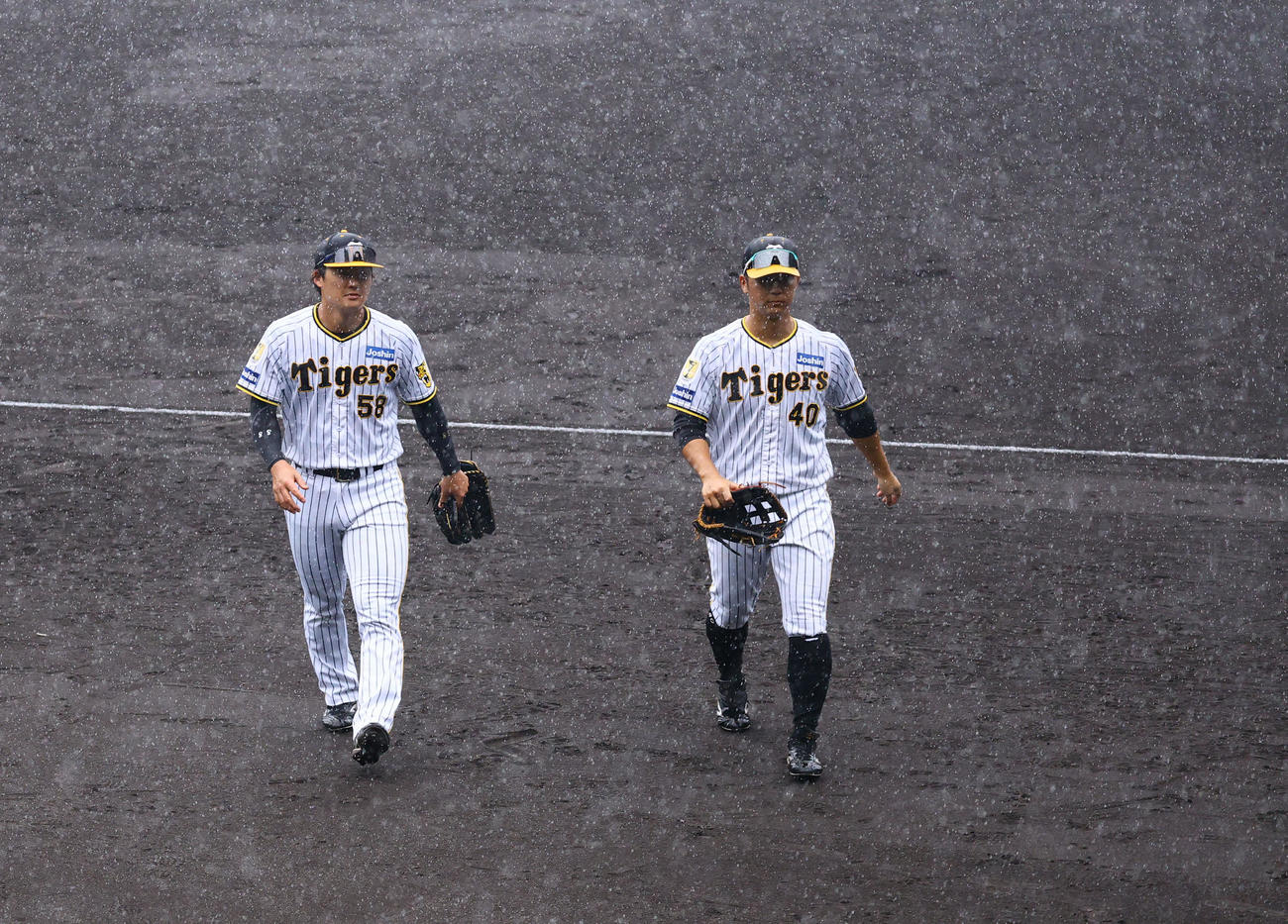 雨が強くなりベンチに戻る前川（左）と井坪（撮影・藤尾明華）