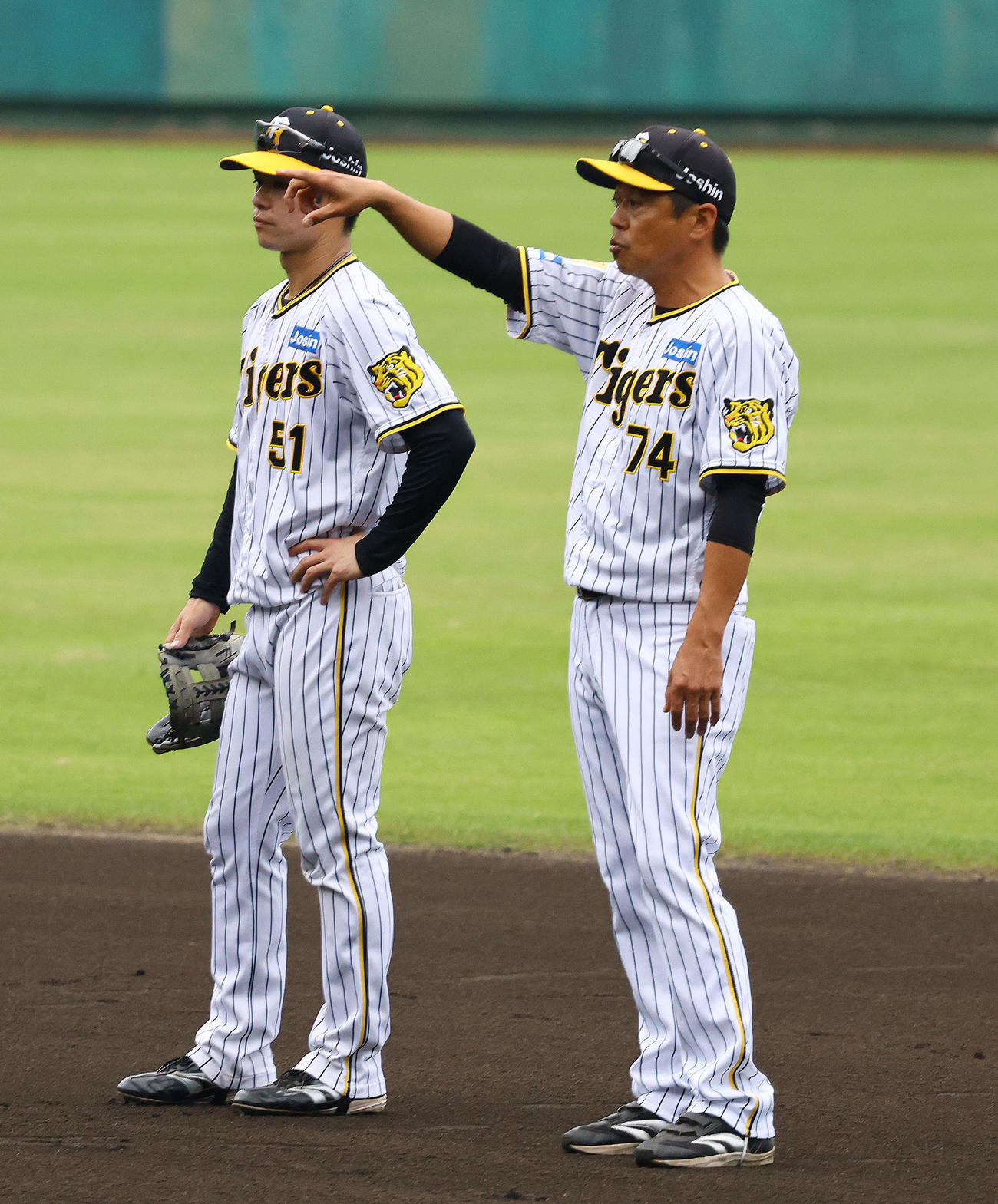 サインプレーで指示を出す藤本総合コーチ（撮影・藤尾明華）