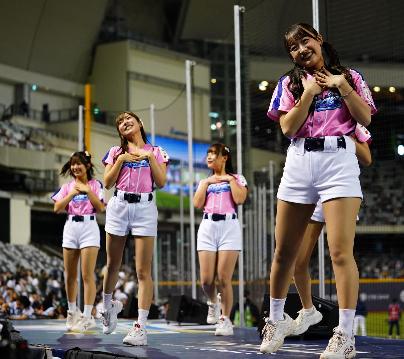 日本対韓国　観客を盛り上げるチアガール（撮影・横山健太）