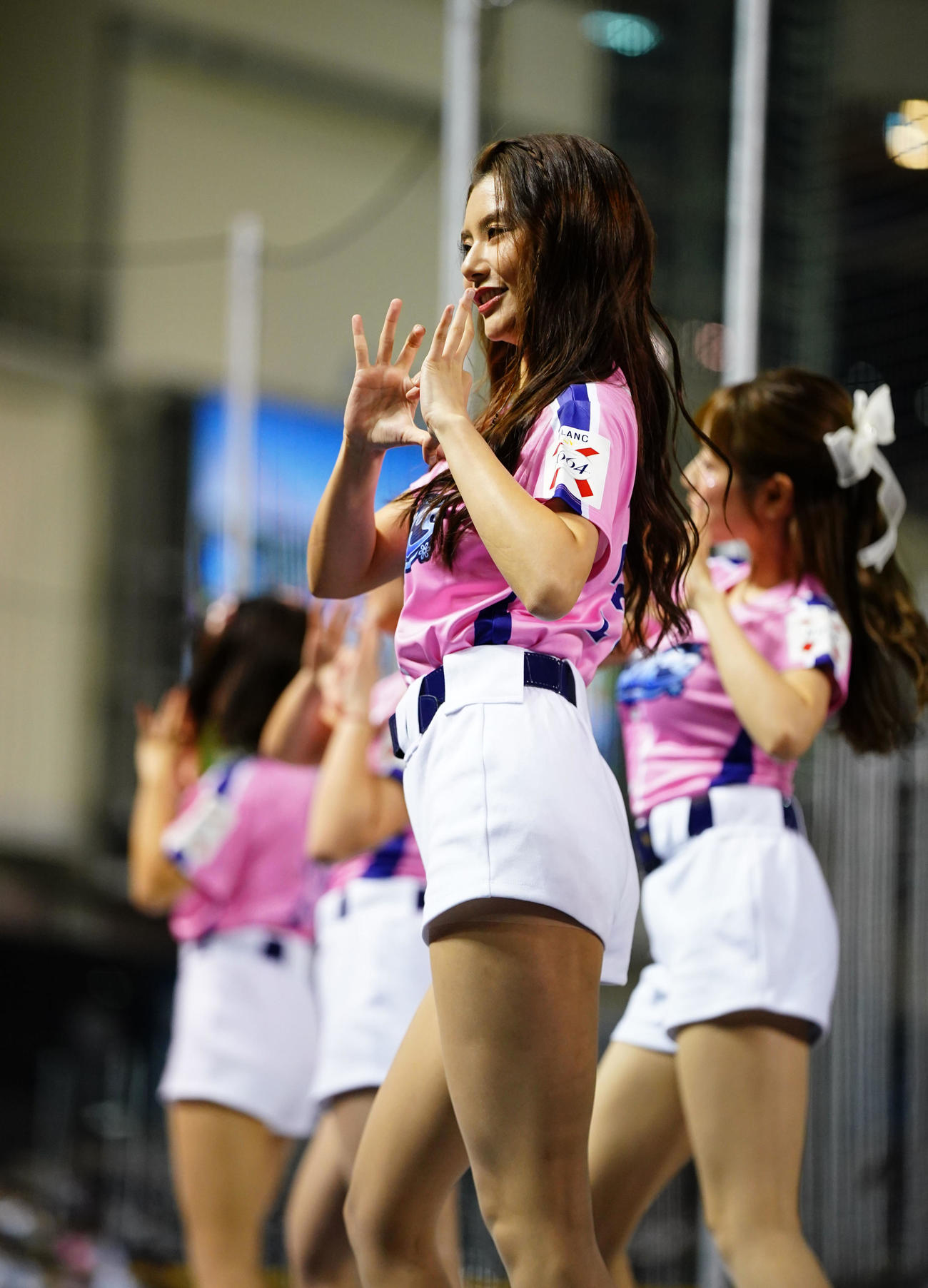 日本対韓国　観客を盛り上げるチアガール（撮影・横山健太）