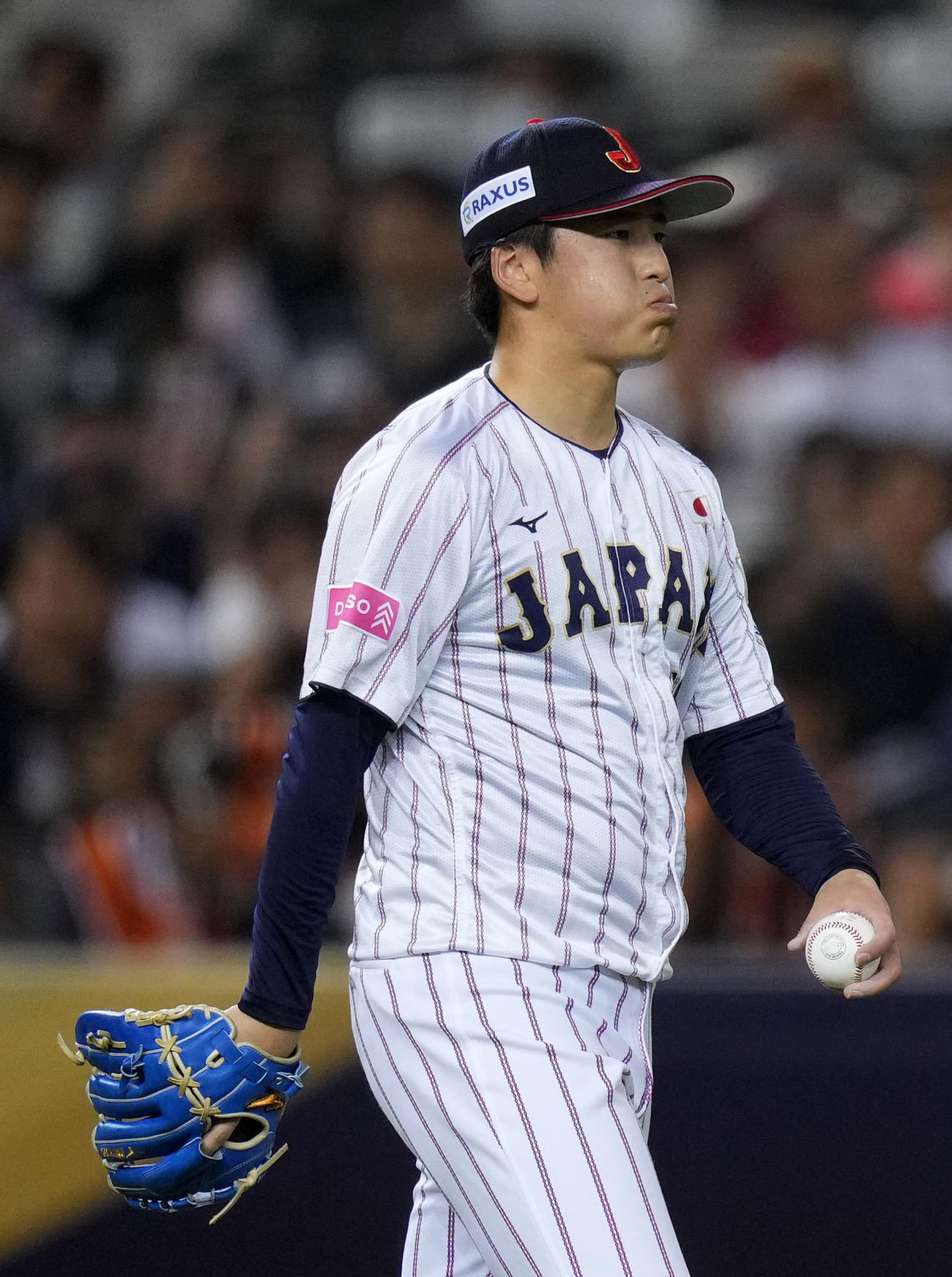 日本対韓国　5回表、失点し肩を落とす隅田（撮影・横山健太）