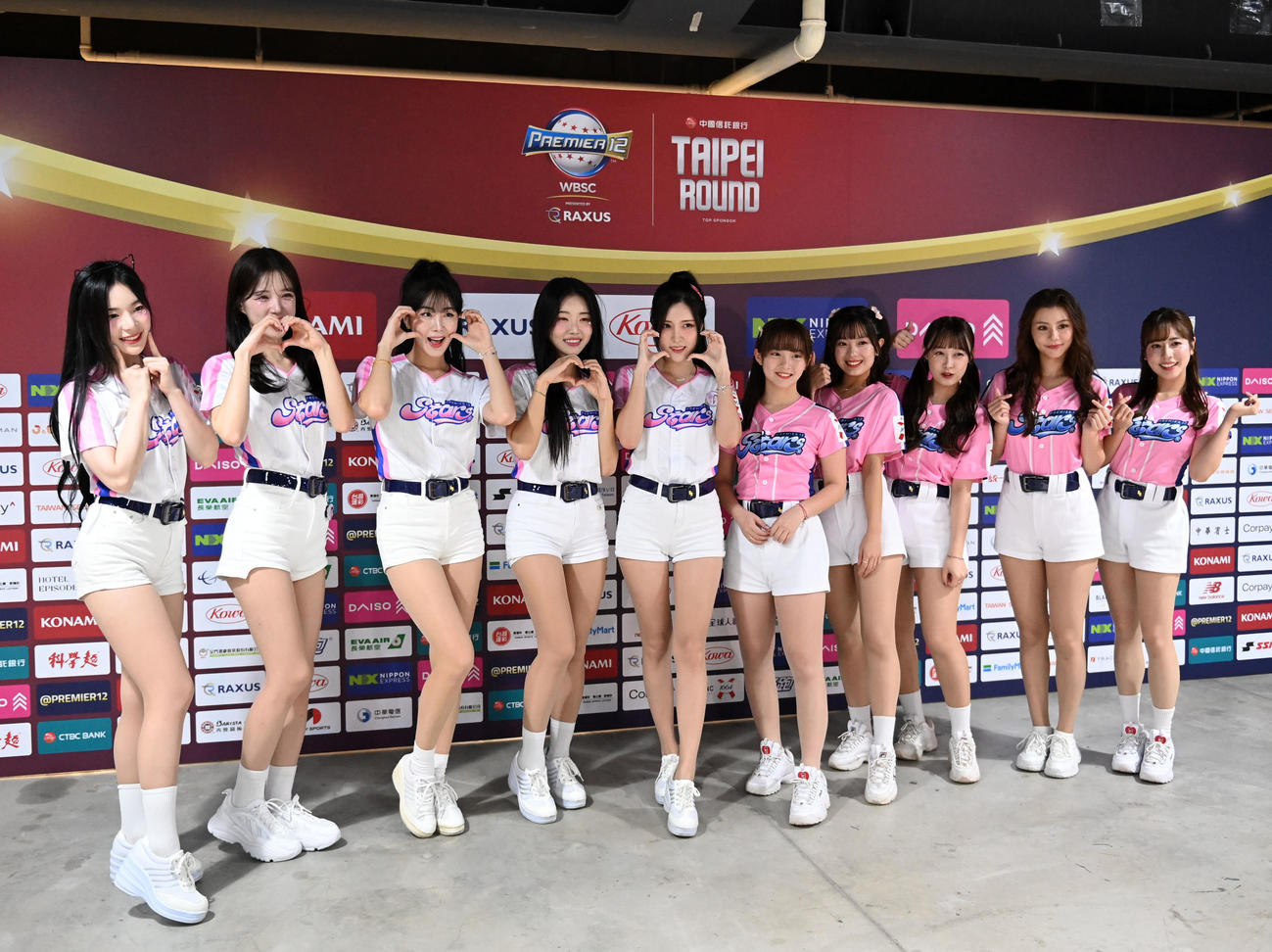 日本対韓国　笑顔をみせるチアガール（撮影・横山健太）
