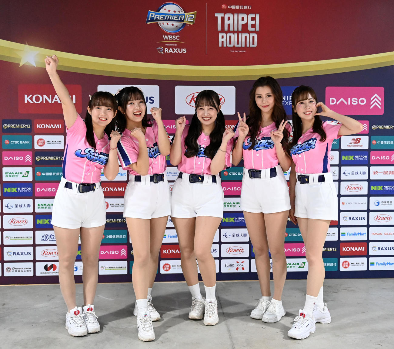 日本対韓国　笑顔をみせる日本ベンチチアガール（撮影・横山健太）