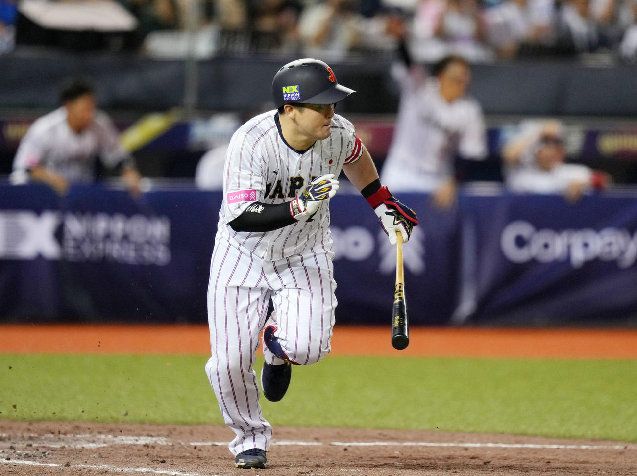 日本対韓国　5回裏日本2死満塁、中前2点適時打を放つ牧（撮影・横山健太）
