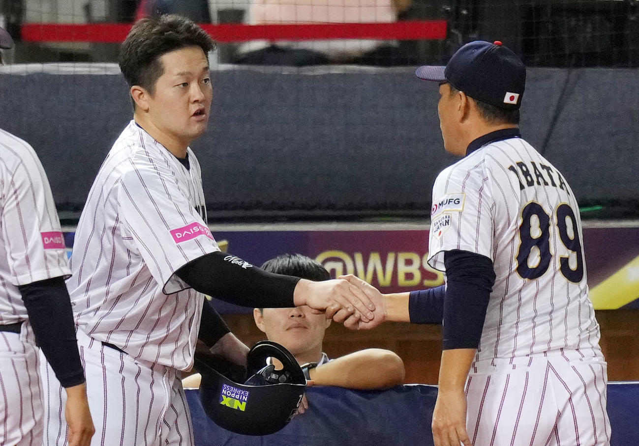 日本対韓国　5回裏終了時、握手を交わす牧（左）と井端監督（撮影・横山健太）