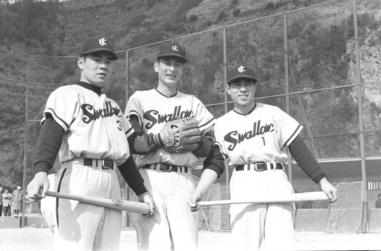 61年、国鉄の鹿児島・指宿キャンプで。左から徳武さん、金田、杉本