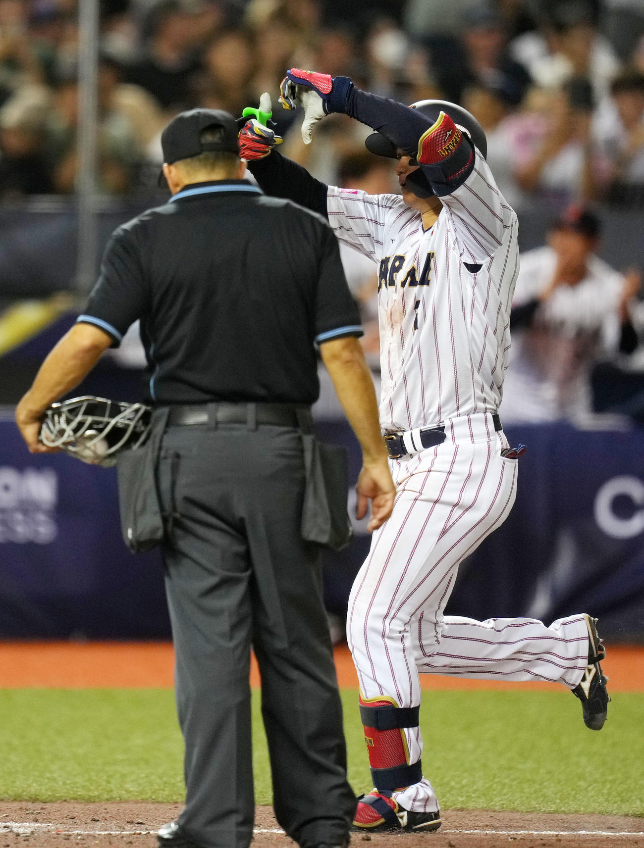 日本対韓国　7回裏日本1死一塁、左中間へ2点本塁打を放ちポーズを決める森下（撮影・横山健太）