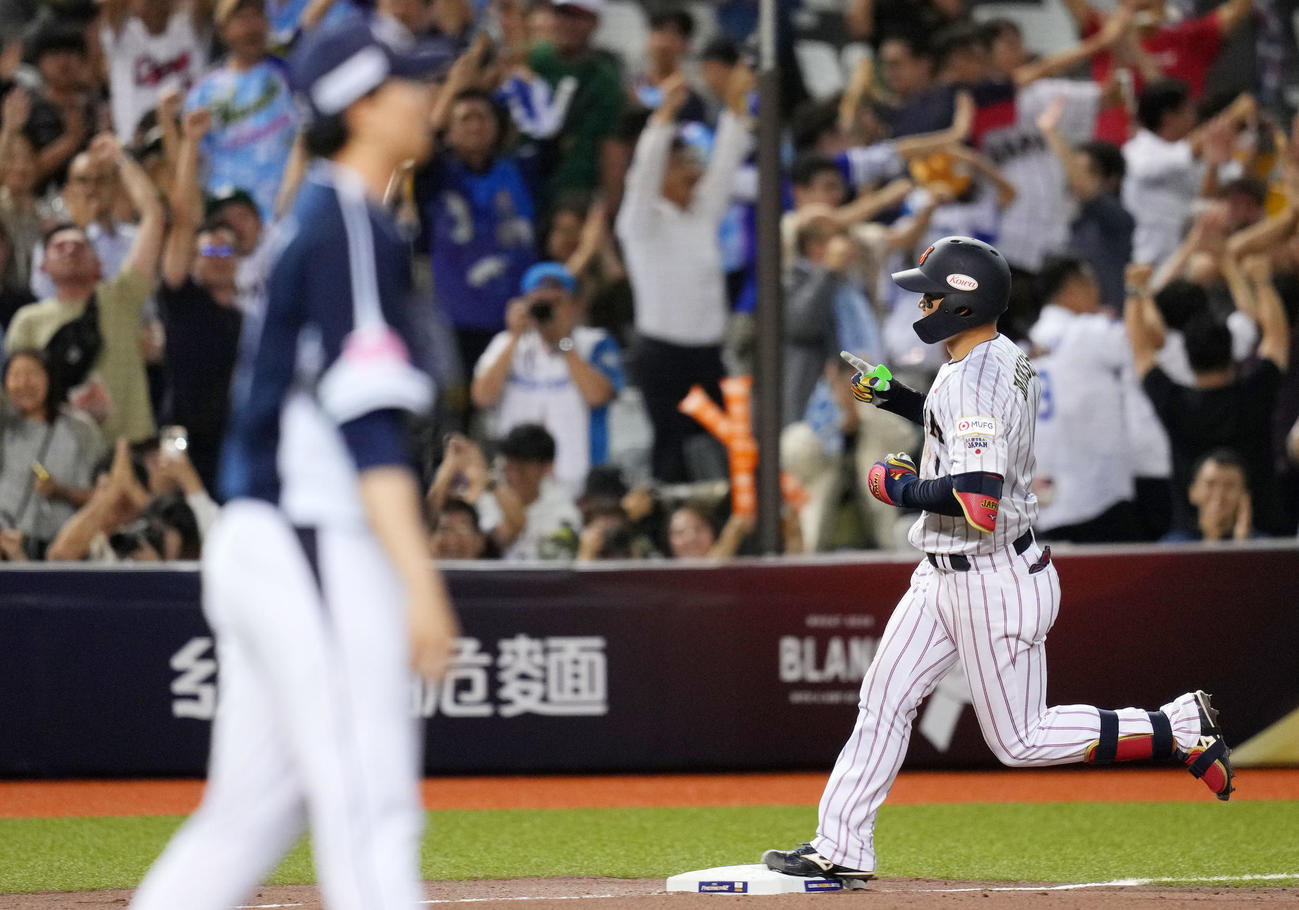 日本対韓国　7回裏日本1死一塁、左中間へ2点本塁打を放ち三塁をまわる森下（撮影・横山健太）