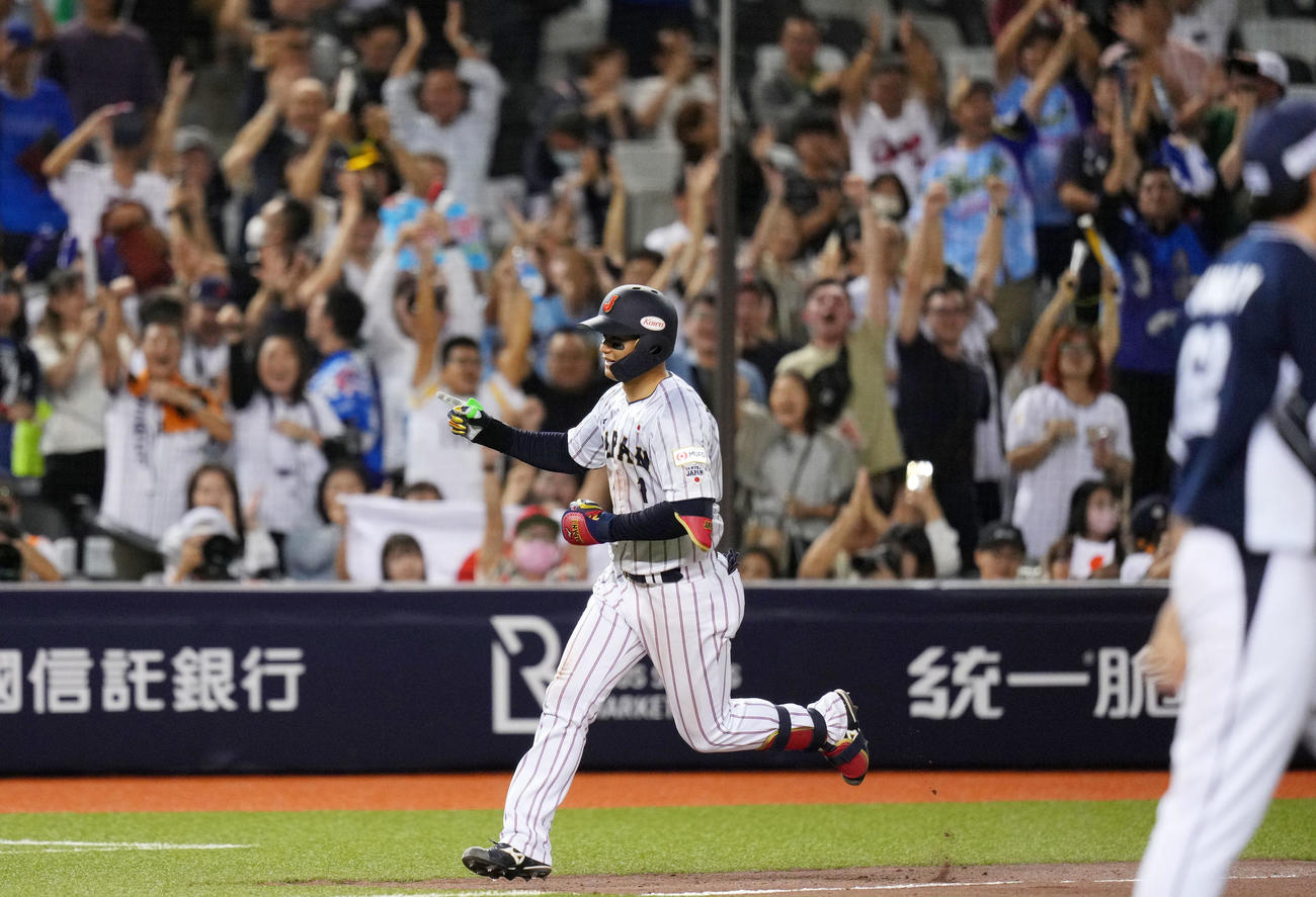日本対韓国　7回裏日本1死一塁、左中間へ2点本塁打を放ち三塁をまわる森下（撮影・横山健太）