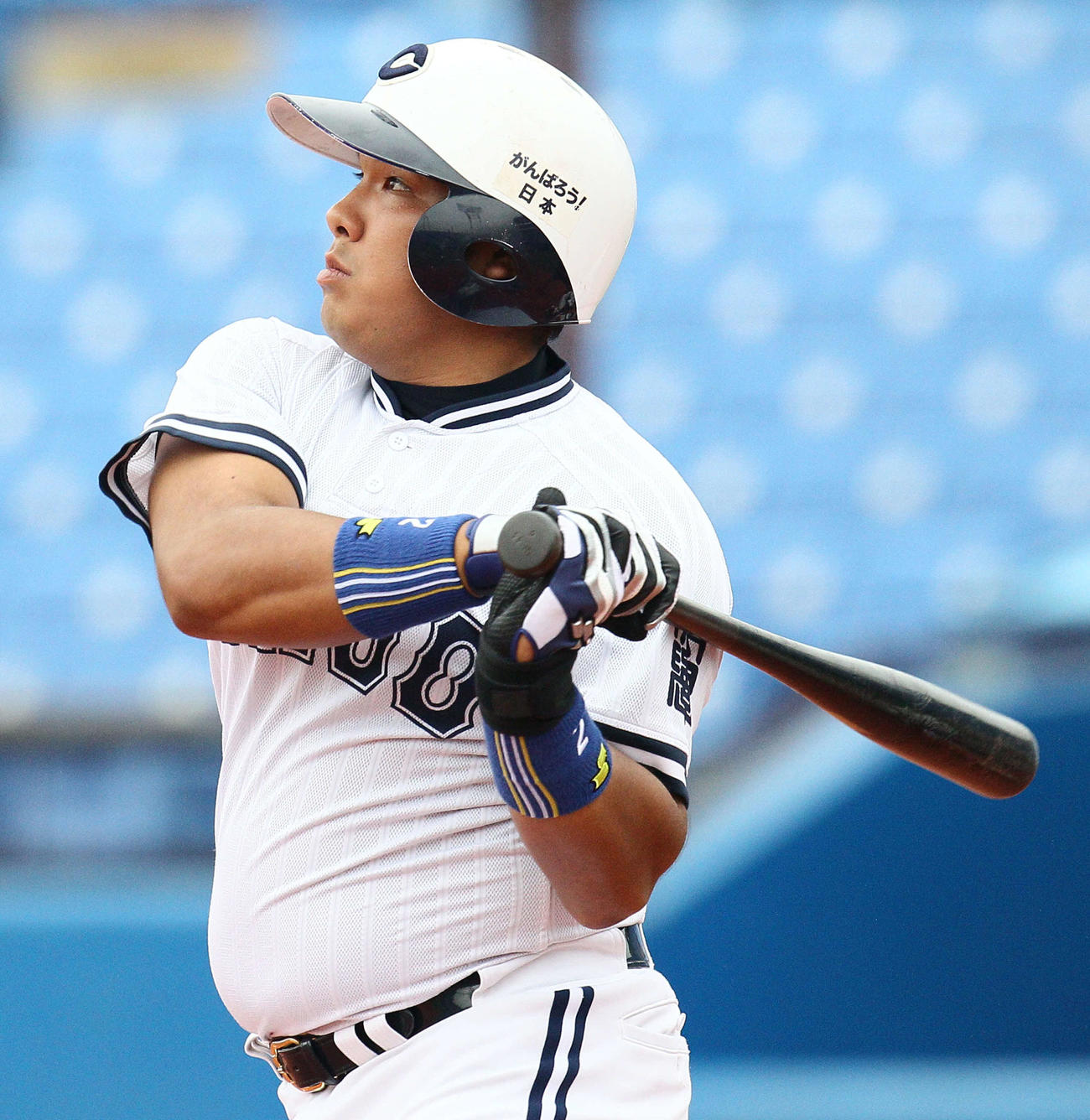 おなかを突き出して適時二塁打を放つ中大・井上晴哉（2011年9月20日）