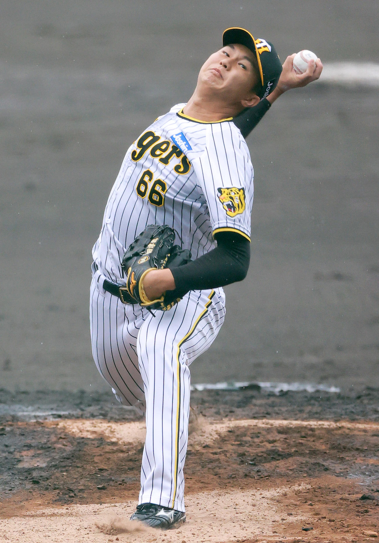 紅白戦　3回に登板の白組の津田（撮影・上山淳一）