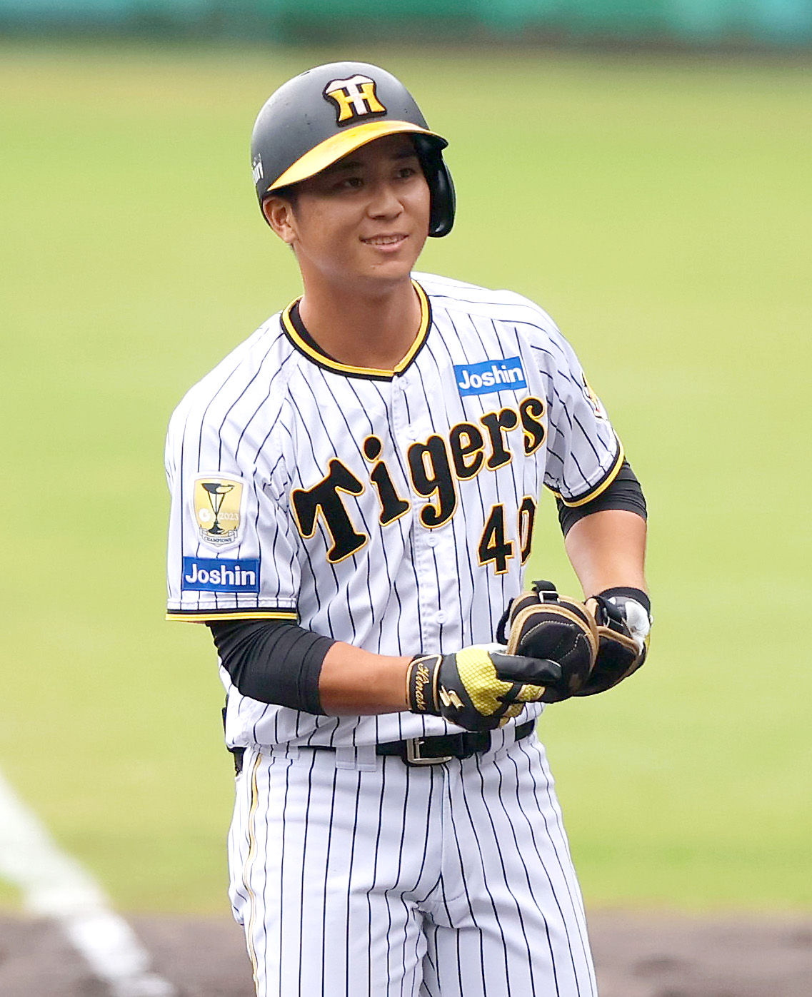 紅白戦　5回裏白組2死二、三塁、井坪は中前適時打を放ち笑顔を見せる（撮影・上山淳一）