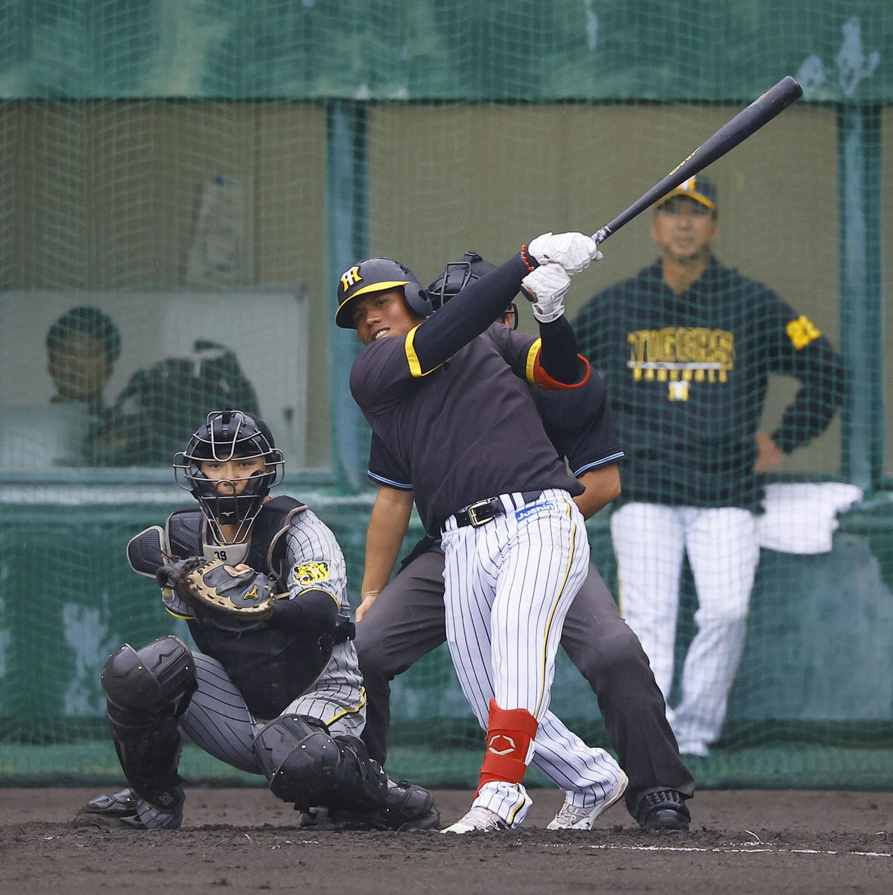 紅白戦　2回裏白組1死、アルナエスは中前打を放つ。奥は阪神藤川監督（撮影・藤尾明華）