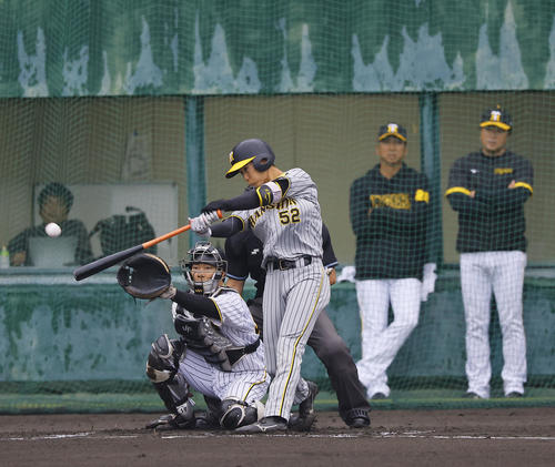 紅白戦　1回表紅組無死、山田は右中間に二塁打を放つ（撮影・藤尾明華）