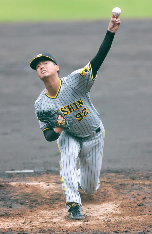 紅白戦　3回に登板の紅組の川原（撮影・上山淳一）