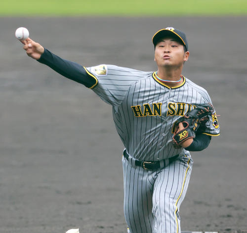 紅白戦　4回に登板の紅組の松原（撮影・上山淳一）