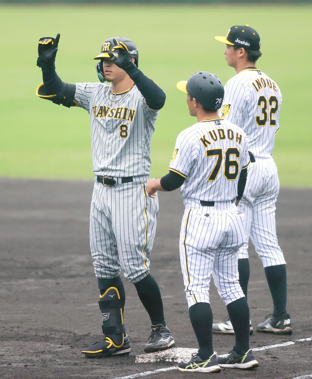 紅白戦　1回表紅組2死、佐藤輝（左）は中前打を放ち一塁でポーズする（撮影・上山淳一）