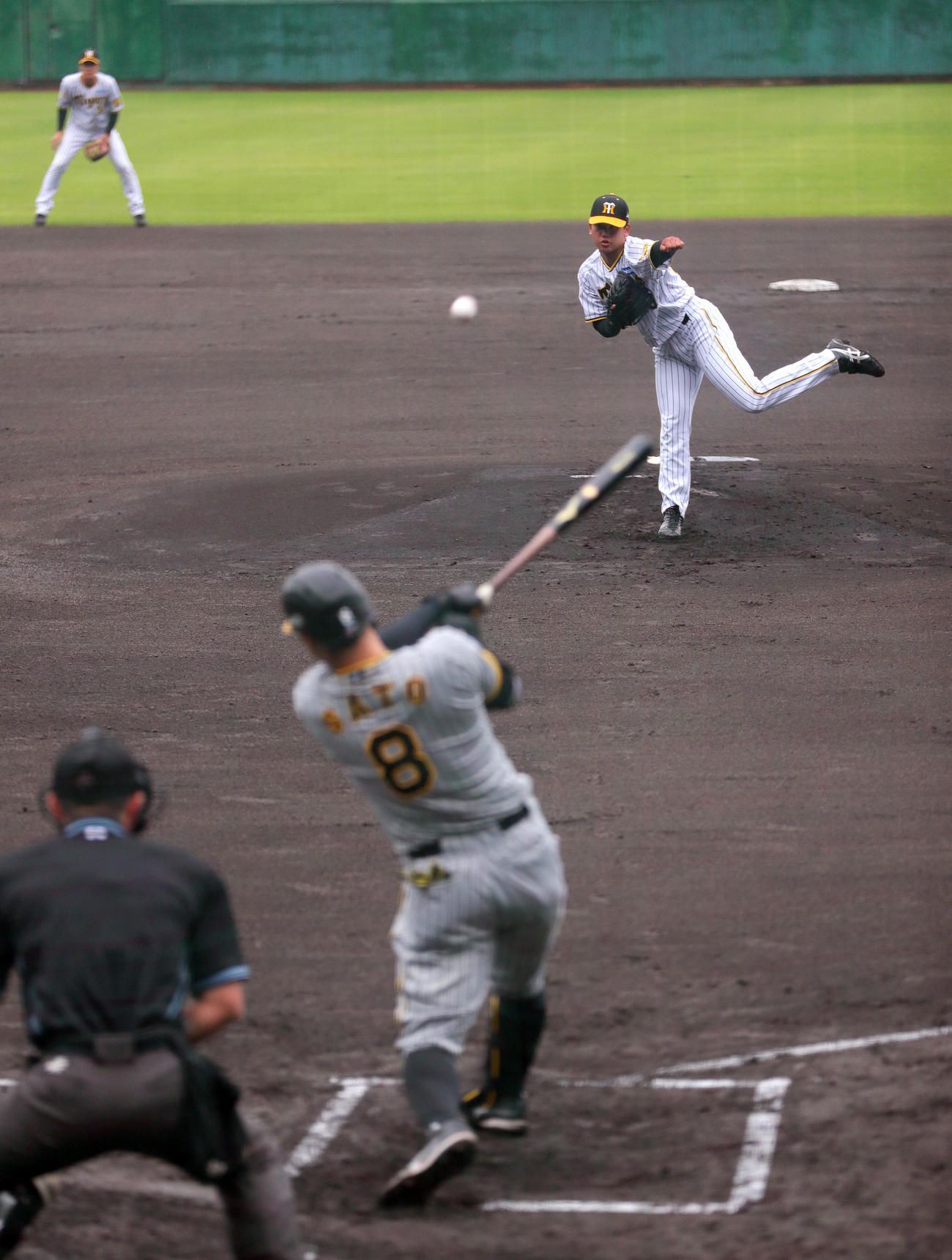 紅白戦　1回表紅組2死、門別は佐藤輝に中前打を打たれる（撮影・上山淳一）