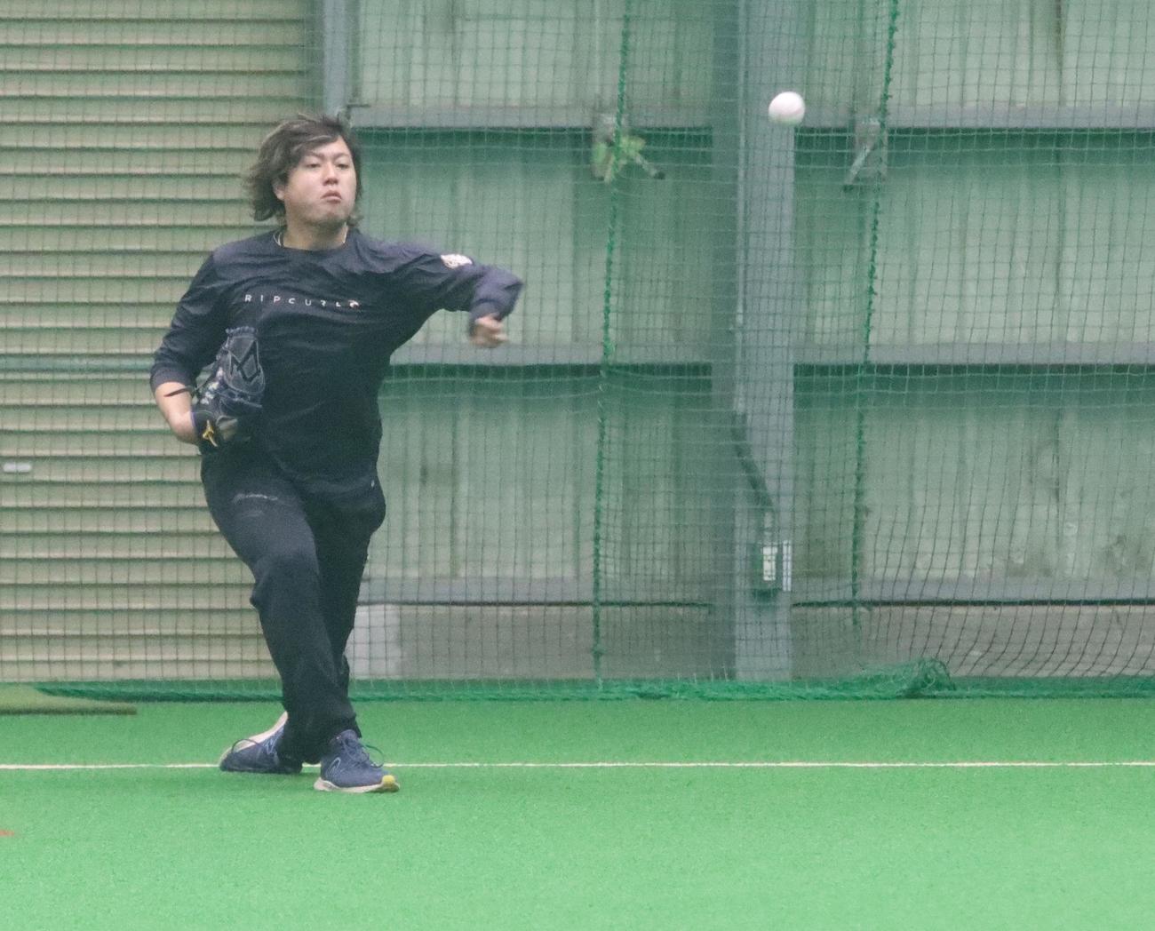 腕をやや横にしてボールを投げる日本ハム堀（撮影・永野高輔）
