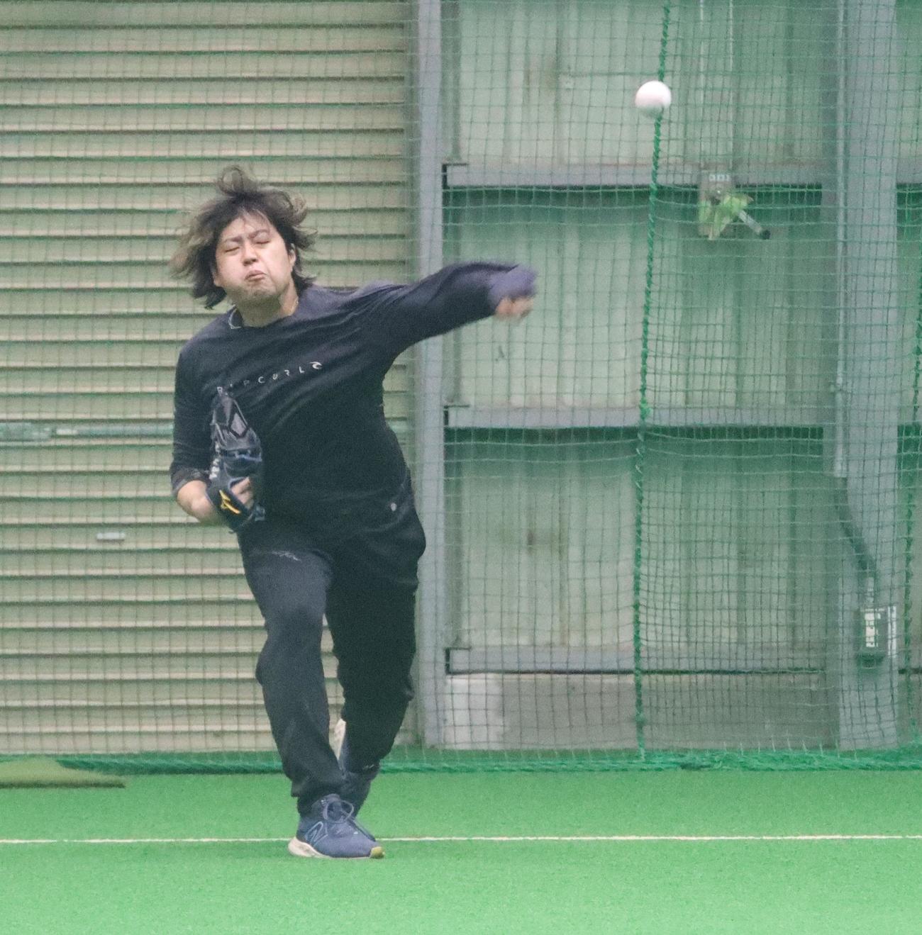 腕をやや横にしてボールを投げる日本ハム堀（撮影・永野高輔）