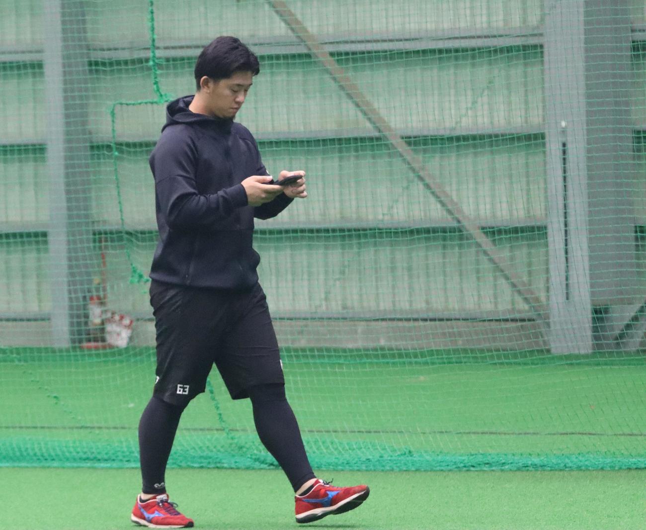 室内練習場で体を動かす日本ハム北浦（撮影・永野高輔）