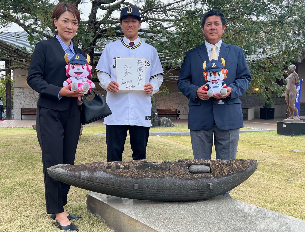 船の彫像前で記念撮影するオリックス育成3位の花咲徳栄・上原堆我投手と両親。父健二さんは漁師（撮影・金子真仁）