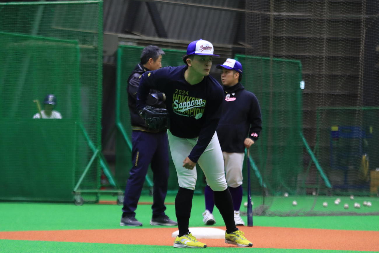 キャッチボールする札幌大・長谷（撮影・保坂果那）