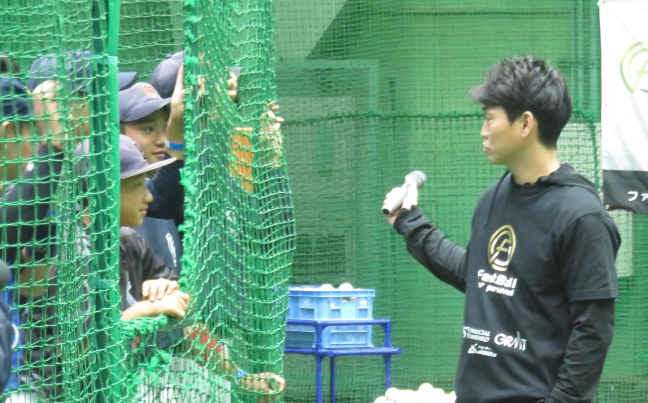 デジタル野球教室に参加した中学生と談笑する元ヤクルト青木宣親氏（右）