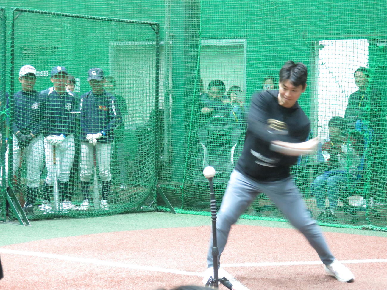 デジタル野球教室に参加した中学生と打球速度と飛距離の計測対決をするヤクルト青木宣親氏