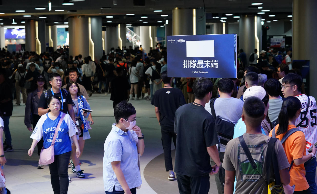 日本対台湾　入場開始前、会場外には行列ができる（撮影・横山健太）