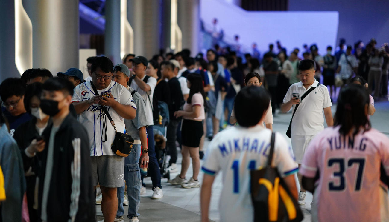 日本対台湾　入場開始前、会場外には行列ができる（撮影・横山健太）