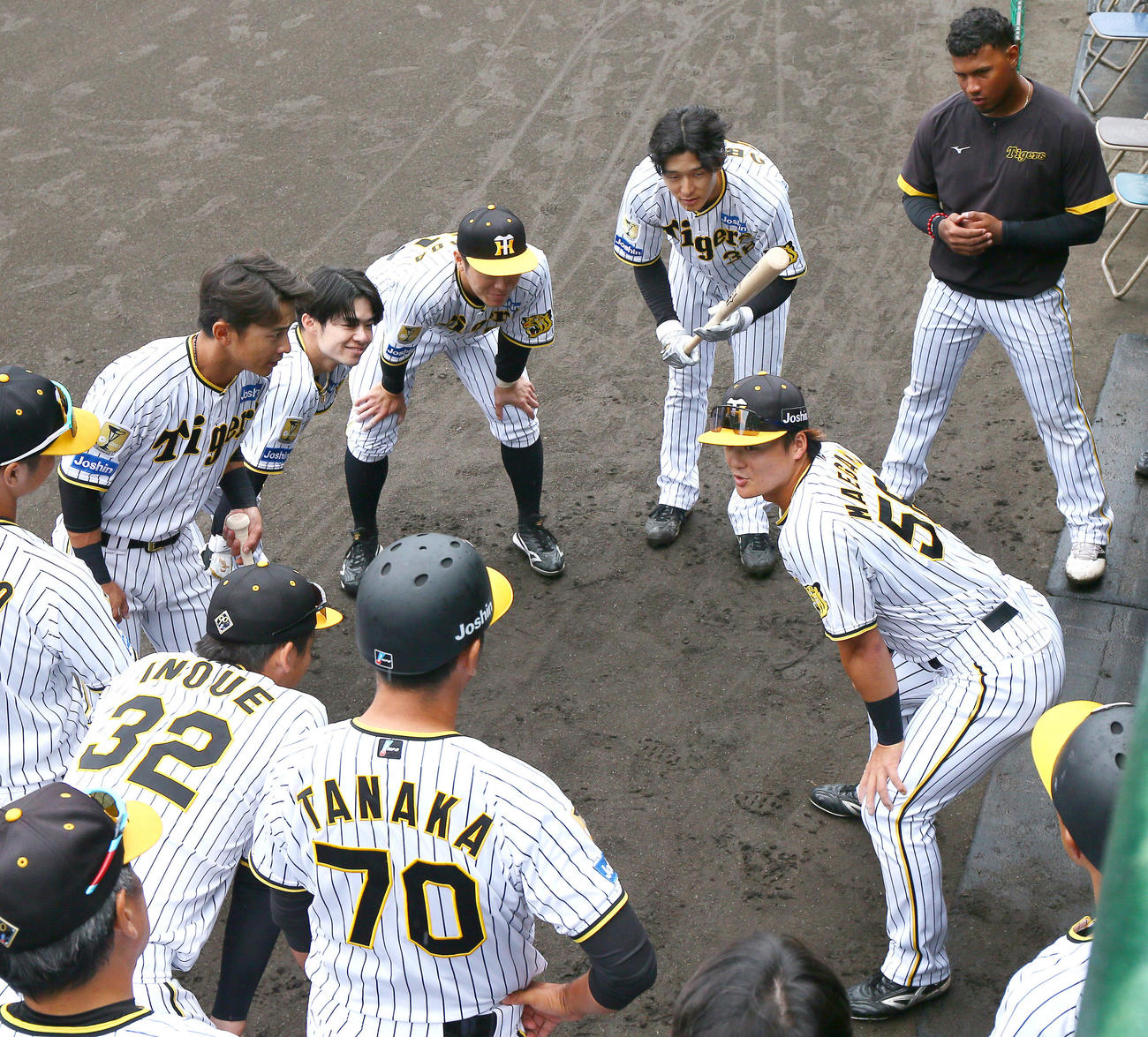 紅白戦に臨む白組の前川（右から2人目）はベンチ前で円陣を組んで気合を入れる（撮影・上山淳一）