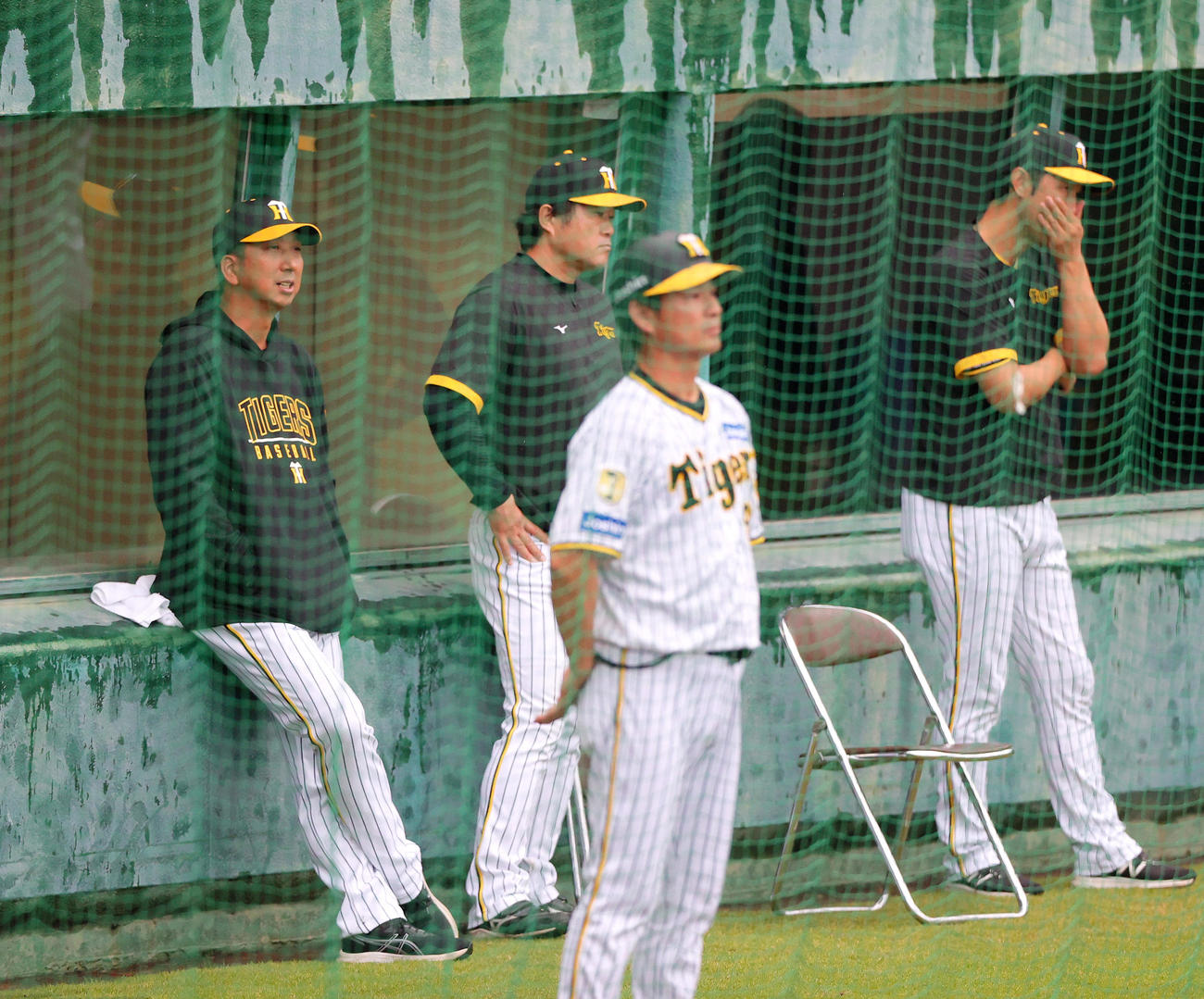 紅白戦を確認する阪神藤川監督（左）（撮影・上山淳一）