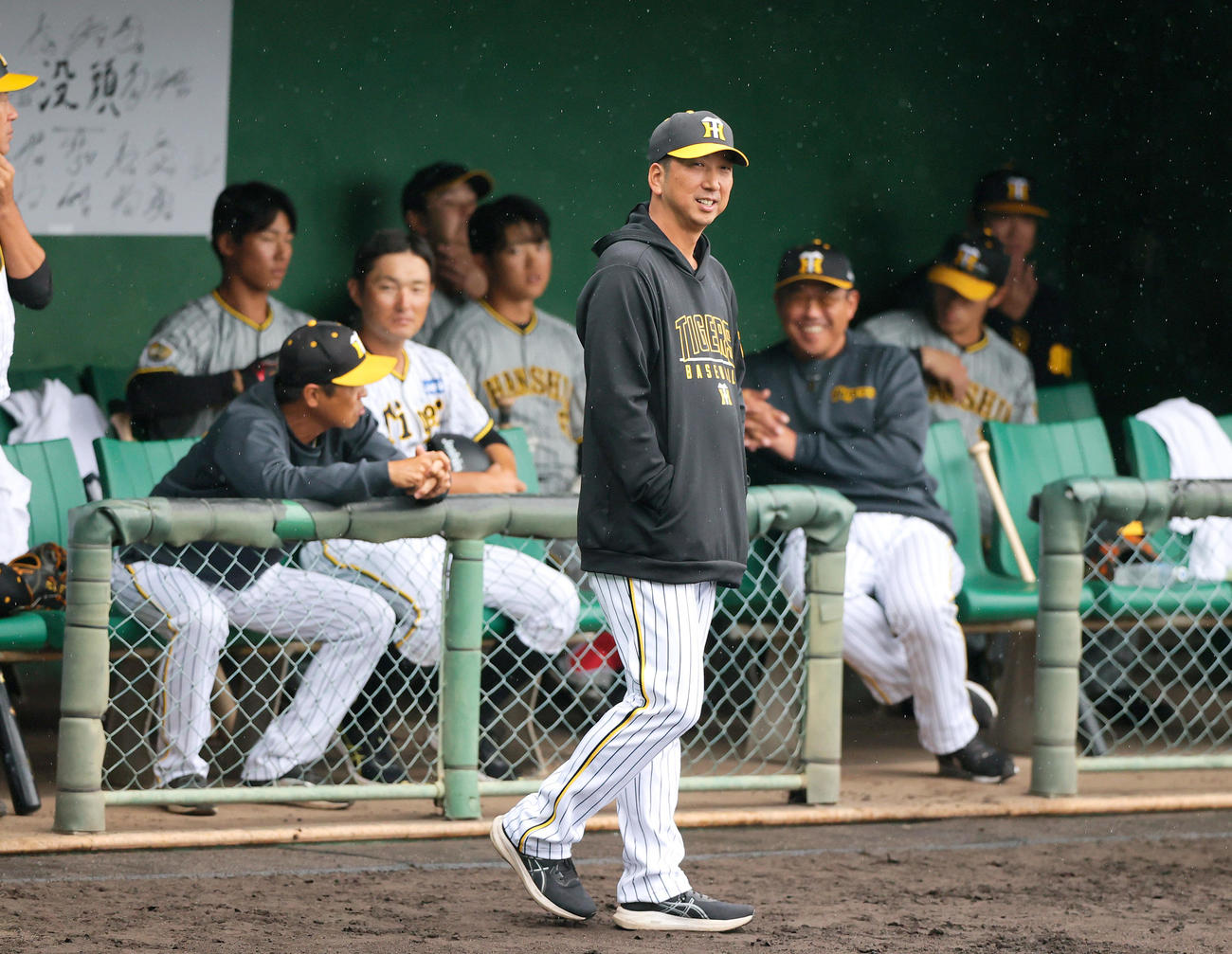 紅白戦を前に笑顔を見せる阪神藤川監督（撮影・上山淳一）