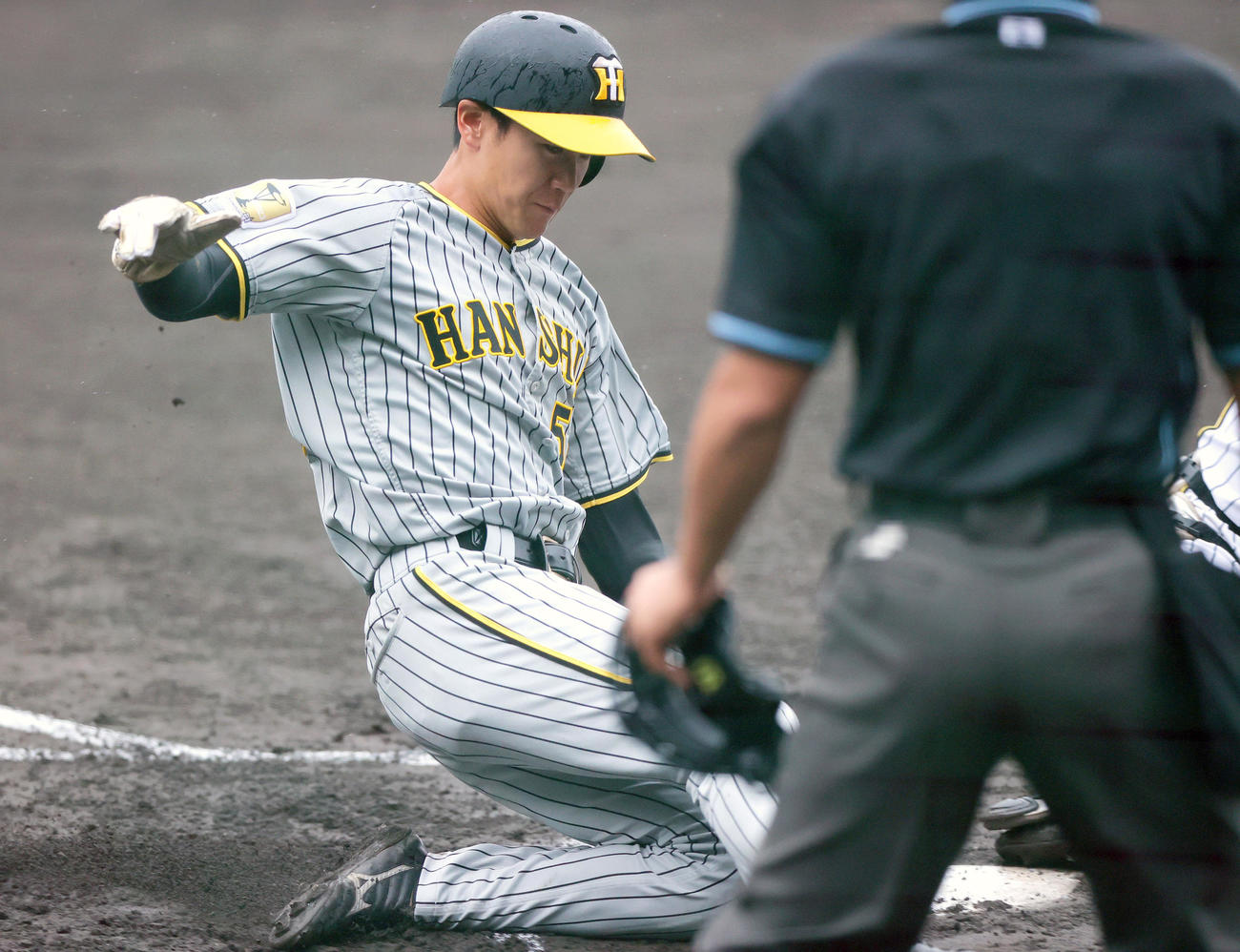 紅白戦　1回表紅組1死三塁、三走山田は小野寺の中犠飛で生還する（撮影・上山淳一）