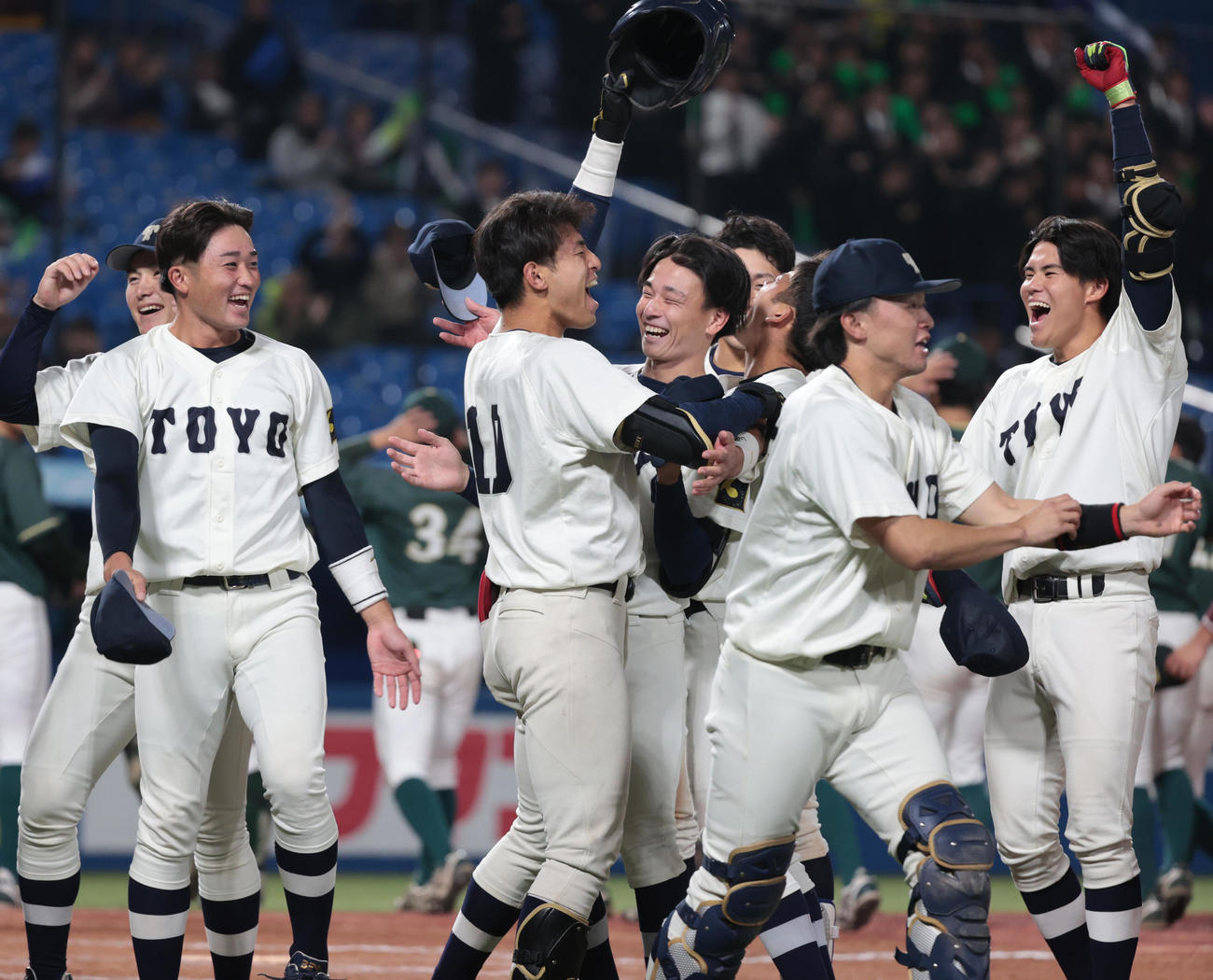 東都大学野球1、2部入れ替え戦　東農大対東洋大、9回裏東洋大2死、池田（左から2人目）は右越えにサヨナラ本塁打を放ちナインと喜び合う（撮影・柴田隆二）