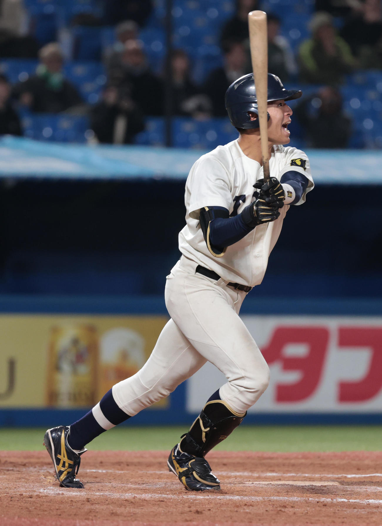 東農大対東洋大、9回裏東洋大2死、池田は右越えにサヨナラ本塁打を放つ（撮影・柴田隆二）