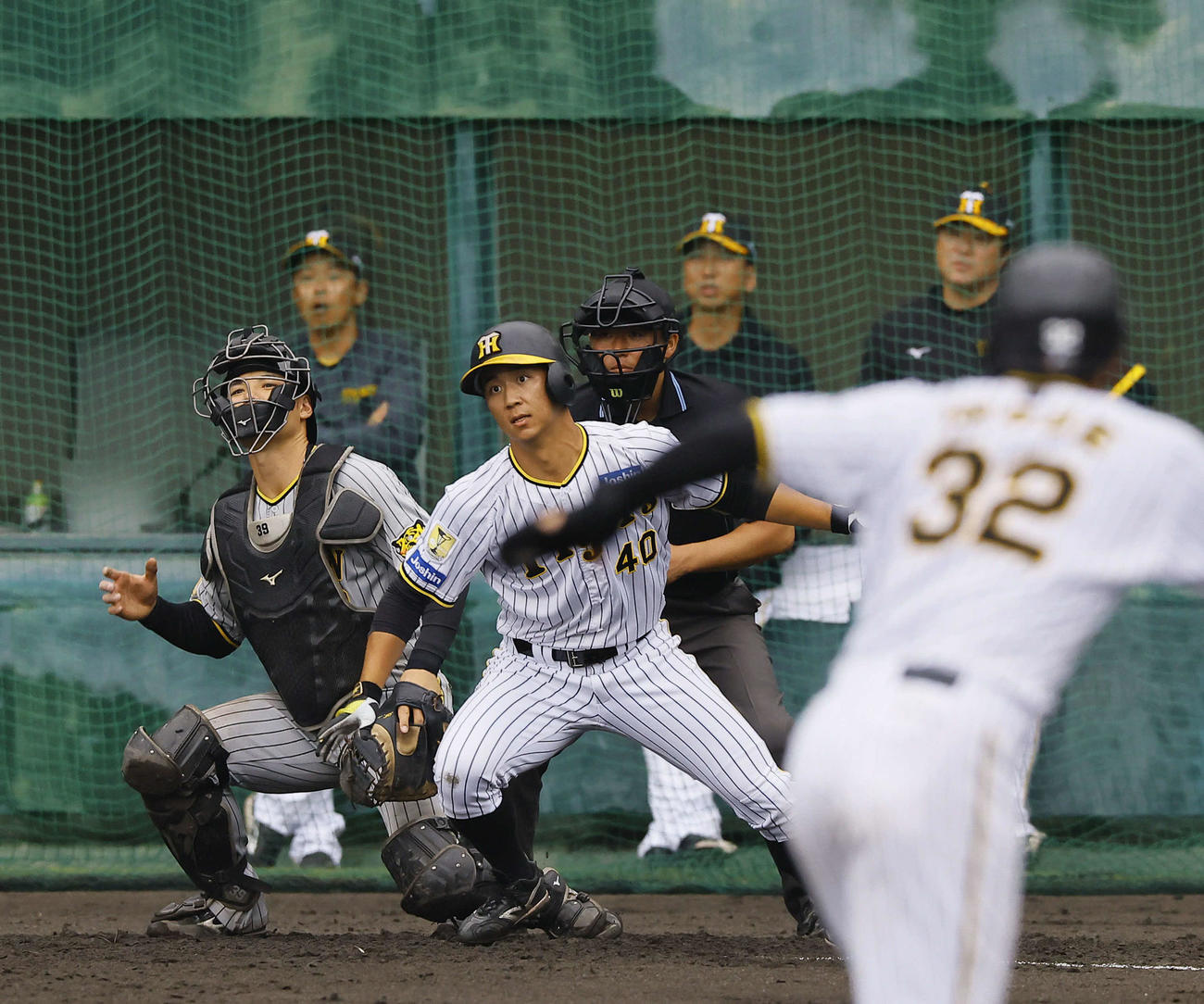 紅白戦　5回裏白組2死、二、三塁、井坪は中前に勝ち越しの適時打を放つ（撮影・藤尾明華）