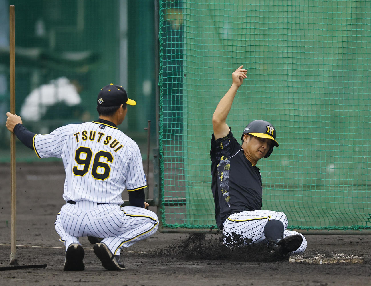 走塁練習で二塁へ滑り込む井坪（撮影・藤尾明華）