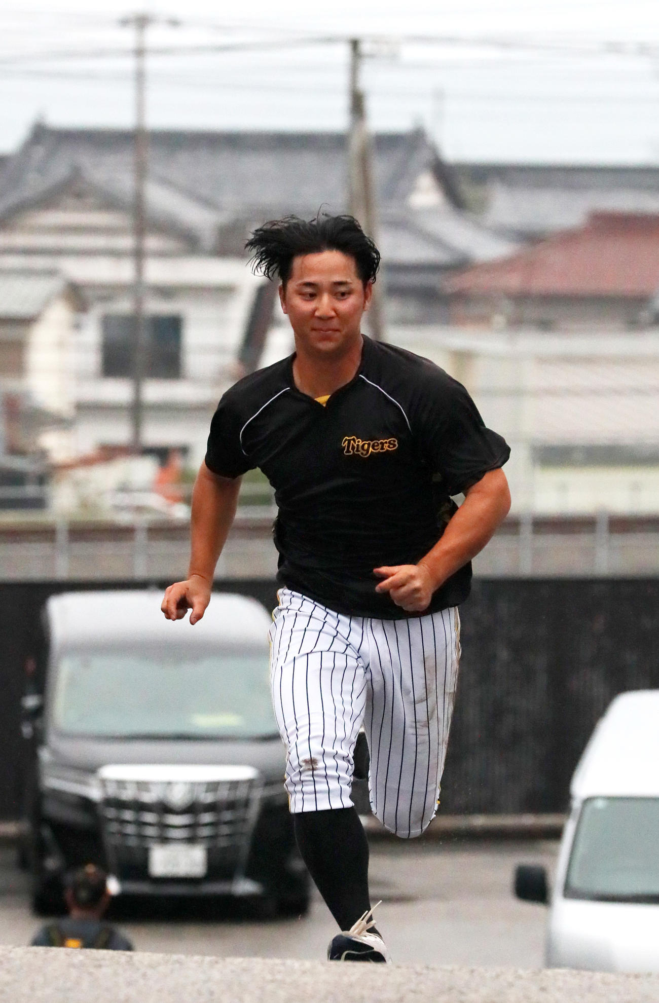 坂道ダッシュする阪神井坪（撮影・上山淳一）