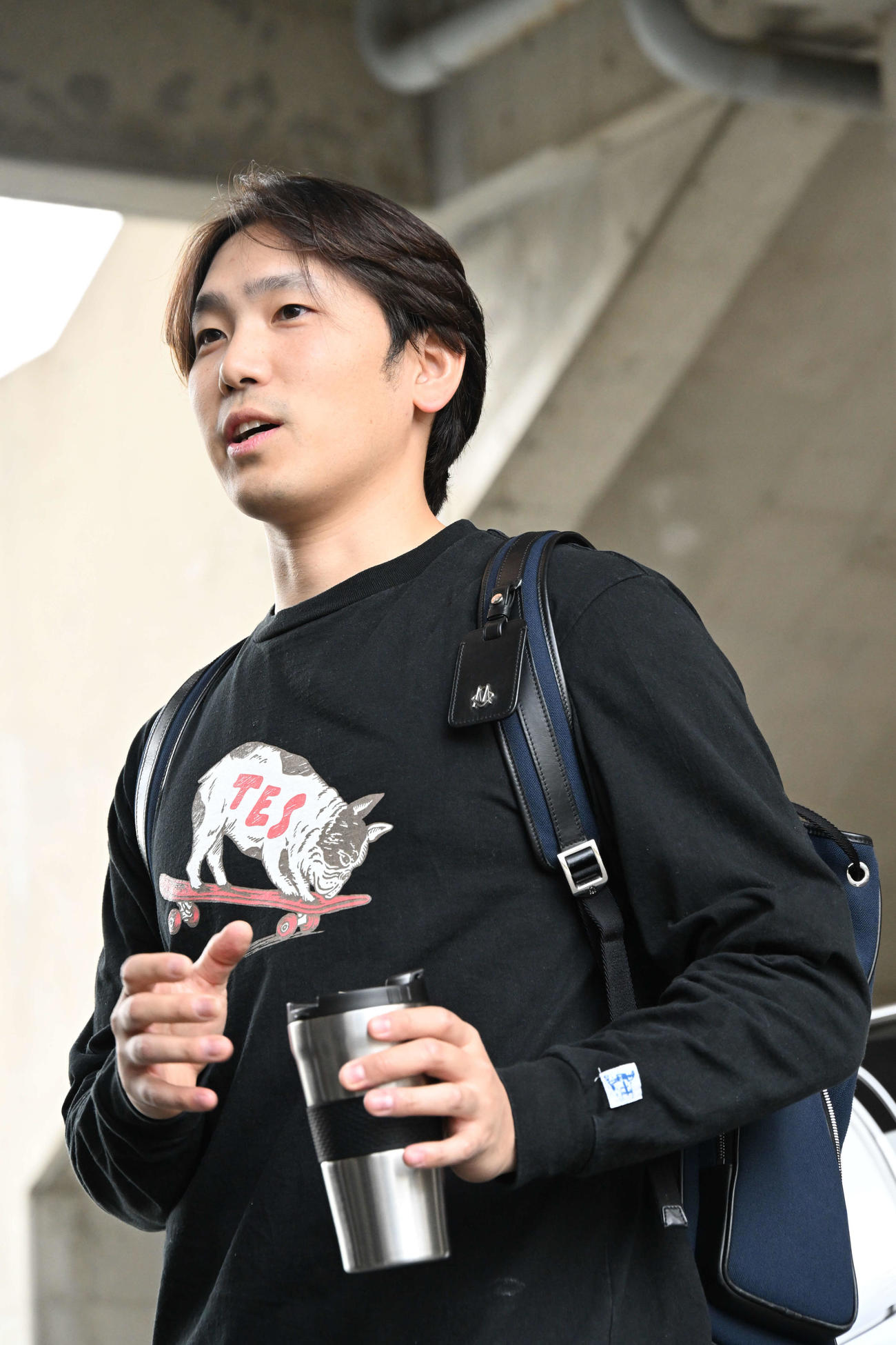 明るい表情で取材に応じるソフトバンク石川（撮影・林敢治）