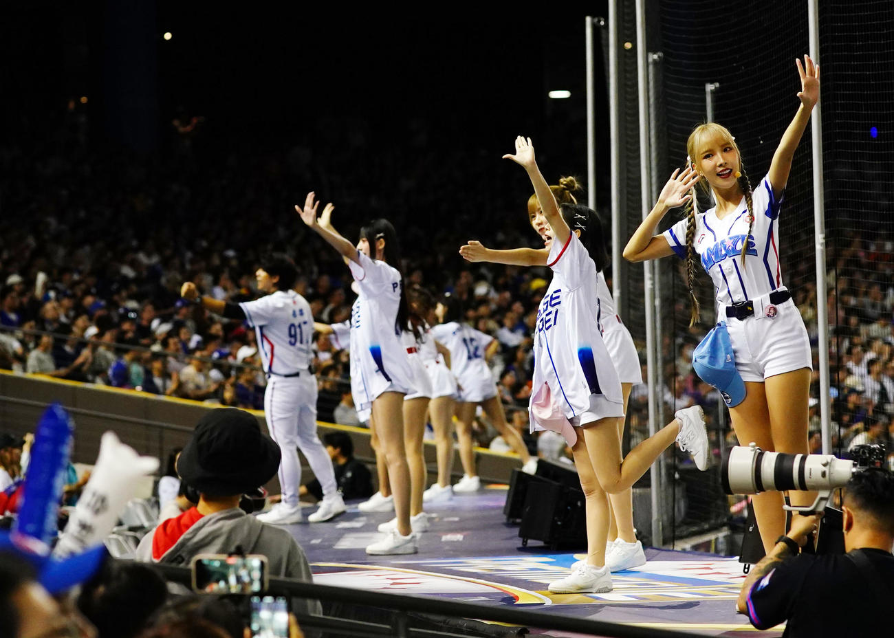日本対台湾　会場を盛り上げる台湾チアガール（撮影・横山健太）